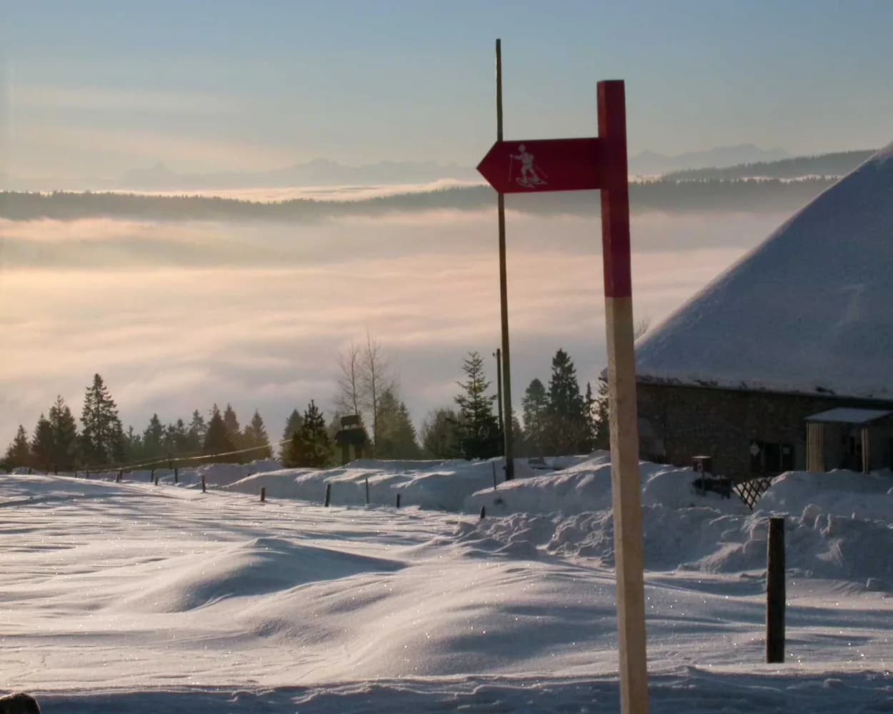 Avventure con le ciaspole raggiungibili da La Chaux-de-Fonds con i mezzi pubblici